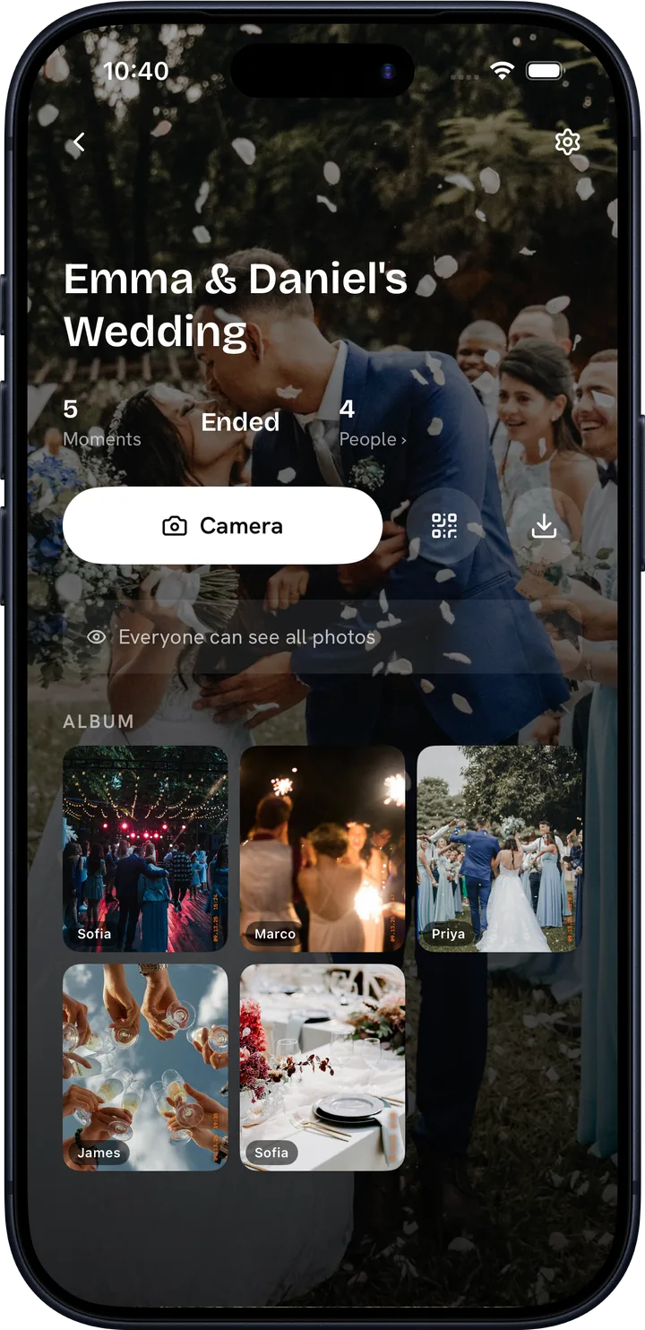 さまざまなゲストが撮った写真が並ぶ、現像後のKonfetti Camera結婚式アルバム